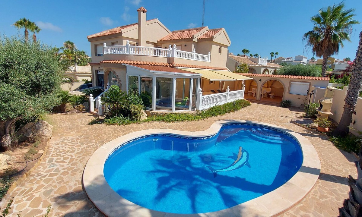 Puerto Marino Villa | 5 bedroom, 5 bathroom villa with private pool and bar in Gran Alacant.