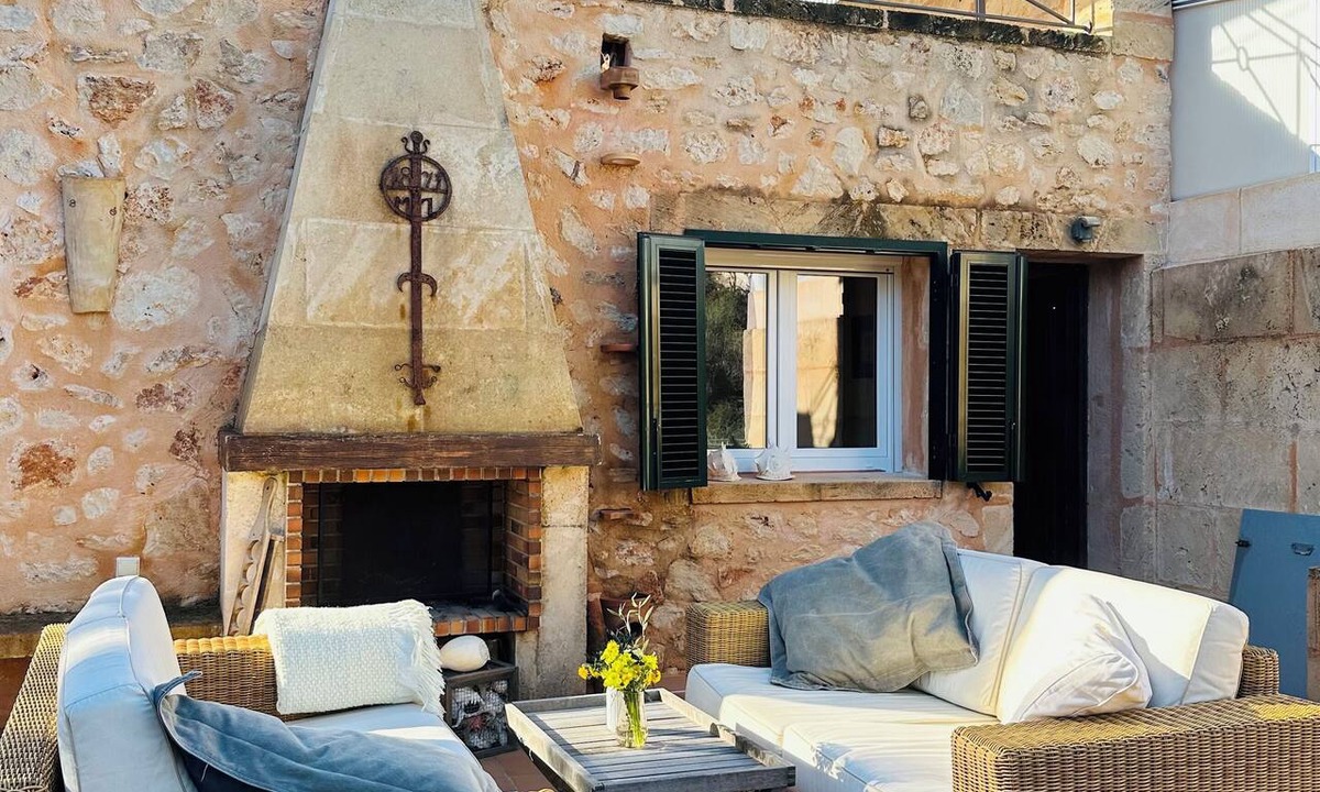 Cala Llombards House | A dreamy Mediterranean retreat in the Mallorcan style, right on the beach & MB