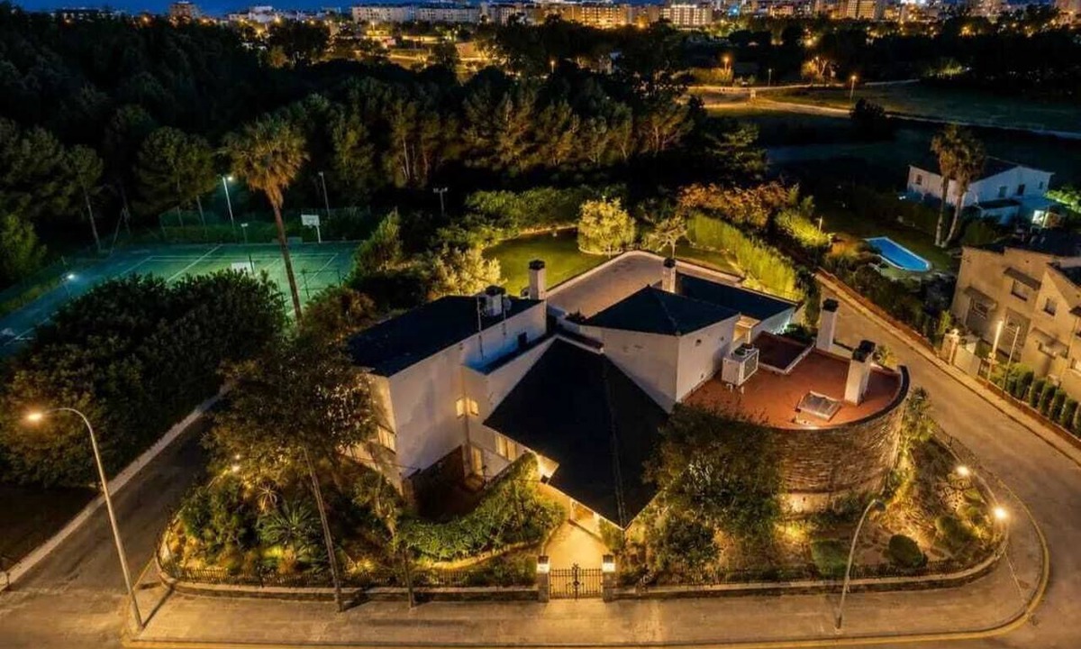 Roses House | A unique house in Roses, 975 m2, with an indoor pool and a 2,000 m2 garden