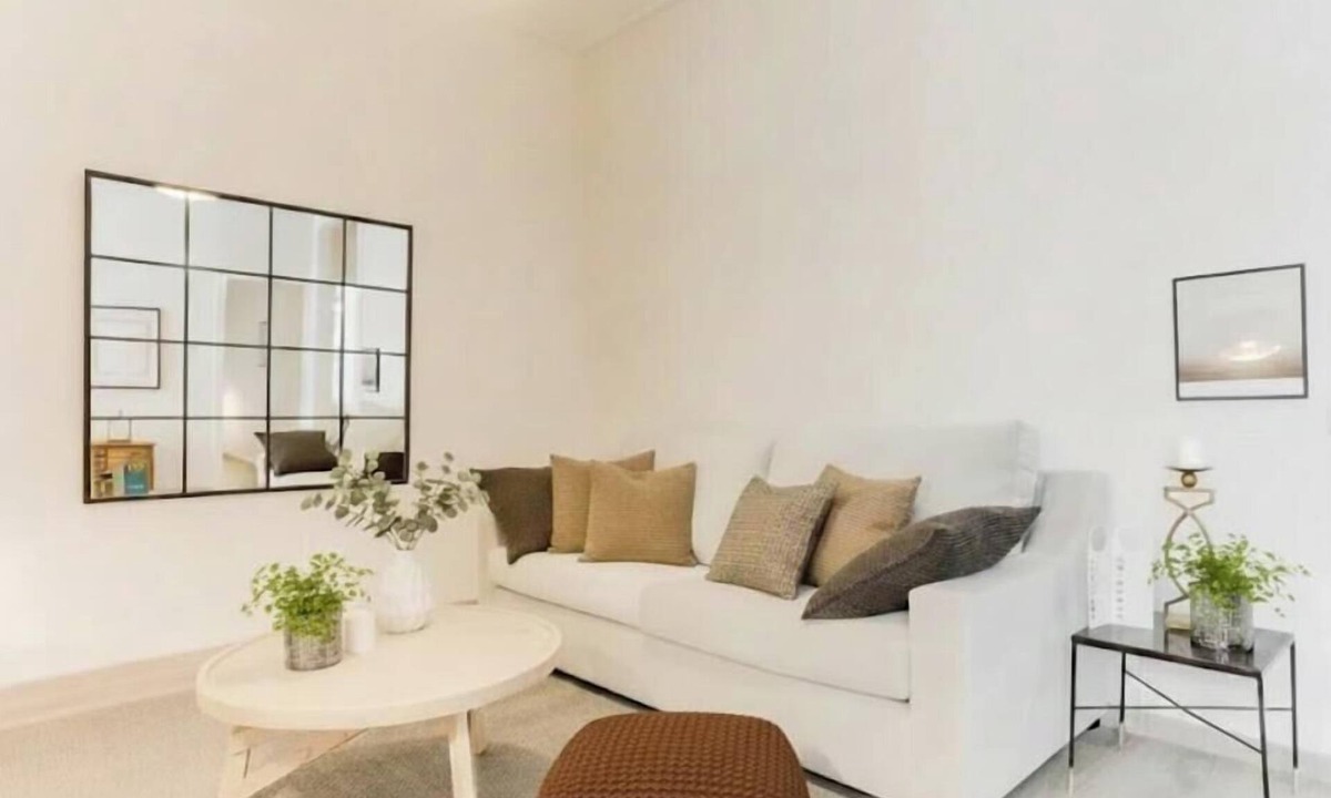 La Nova Esquerra de l'Eixample Apartment | Acomodis Apartments - Cozy 8 bedroom Group Flat 4 Baths Barcelona Eixample 16 pp