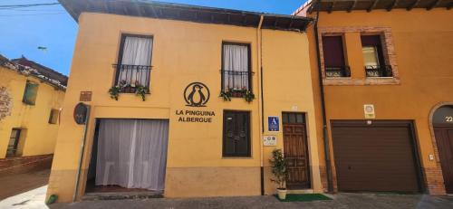 Mansilla de las Mulas Hostel | Albergue La Pinguina