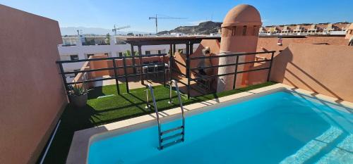 Vera Beach Apartment | Apartamentos Paraiso Vera Playa, Ed Tahiti, Atico E de 2 dormitorios con piscina privada en solárium y barbacoa, pie de playa, WIFI