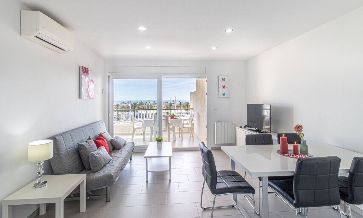 Empuriabrava Apartment | Apartment in Empuriabrava with Sea Views