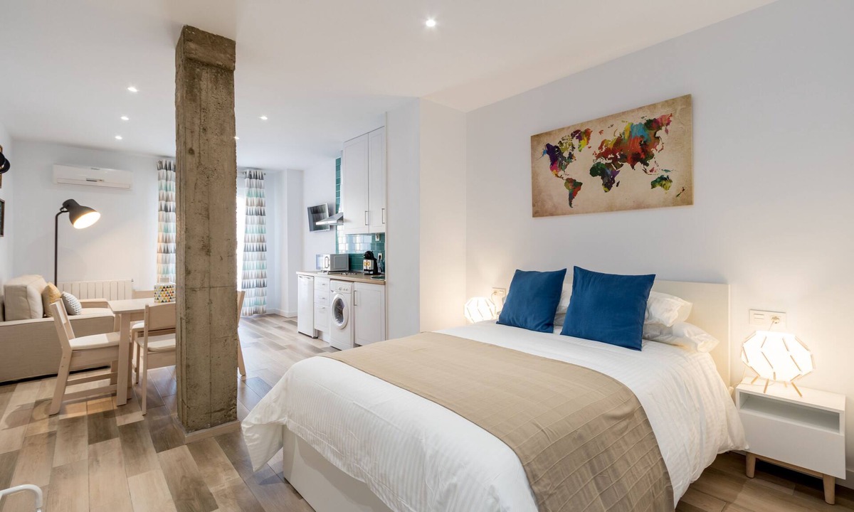 Figares Apartment | APARTMENT IN THE CENTER WITH BALCONY