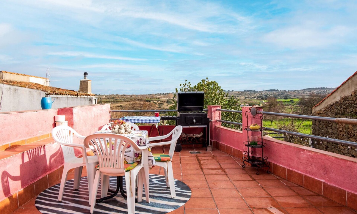 Perena Apartment | Apartment 'La Plazuela De Mari II' with Balcony and Wi-Fi