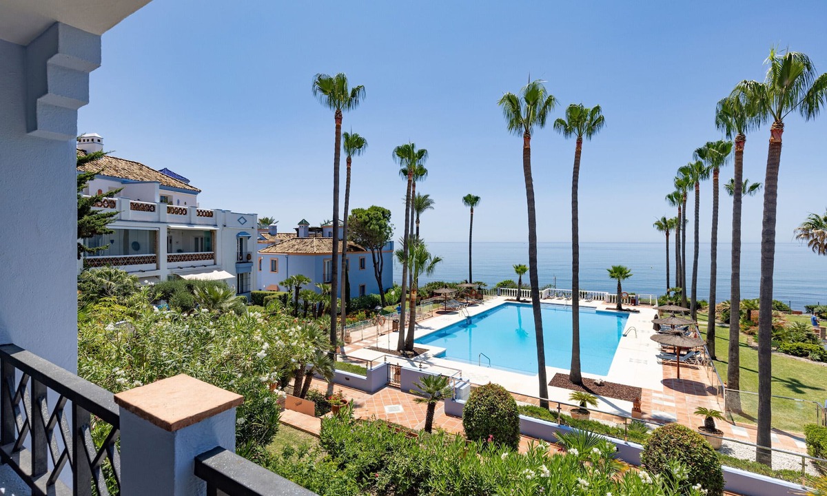Bahia de Casares Apartment | Apartment 'La Perla de Marakech 14' close to the Beach with Sea View, Pool & Wi-Fi