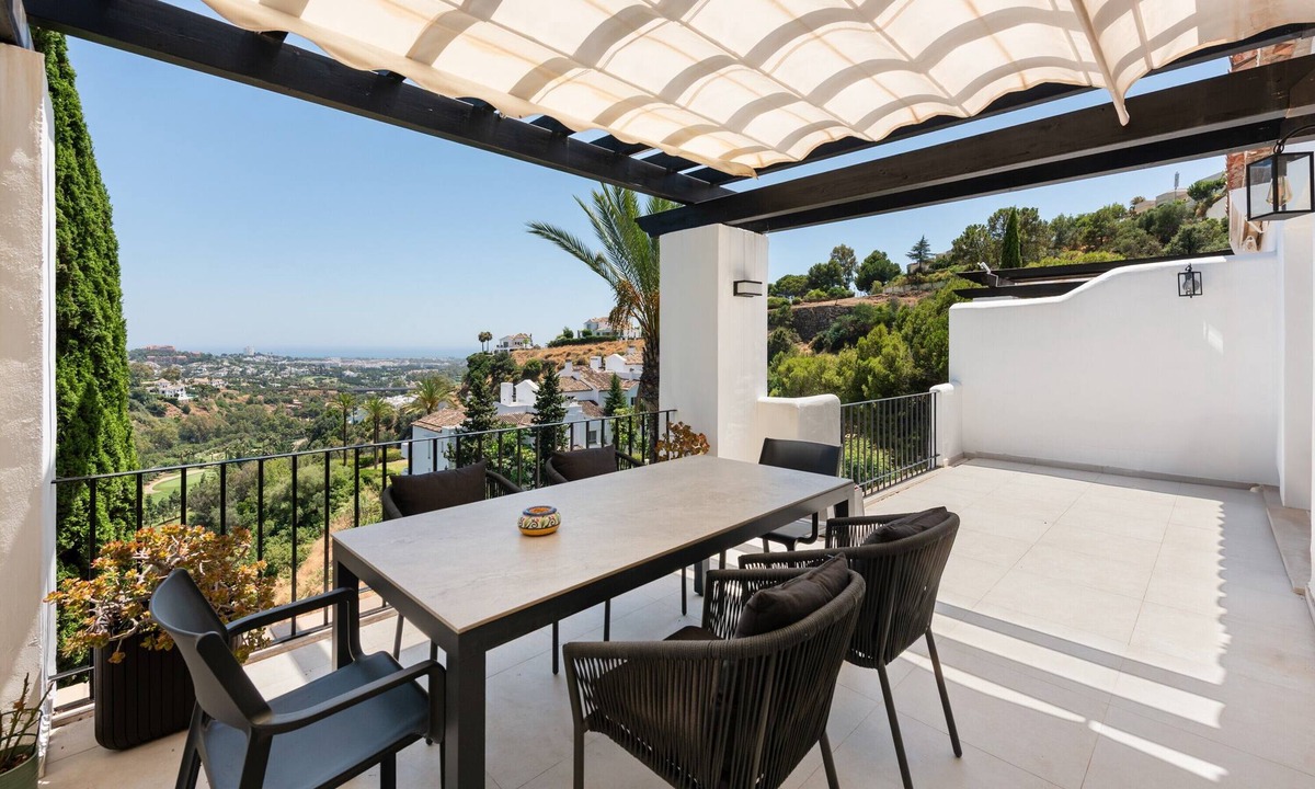 Benahavis Apartment | Apartment 'La Quinta Golf' with Sea View, Wi-Fi and Air Conditioning