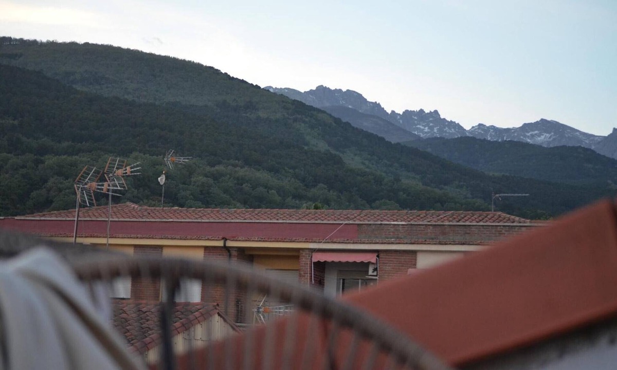 Candeleda Apartment | Apartment 'Ojaranzo' with Mountain Views, Wi-Fi, and Air Conditioning