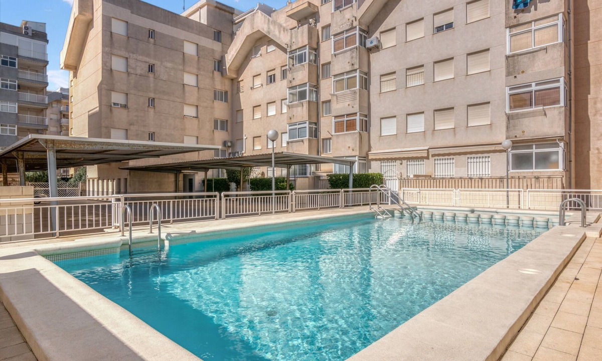 Daimuz Apartment | Apartment 'On Daimús Beach' with Shared Pool, Wi-Fi and Air Conditioning