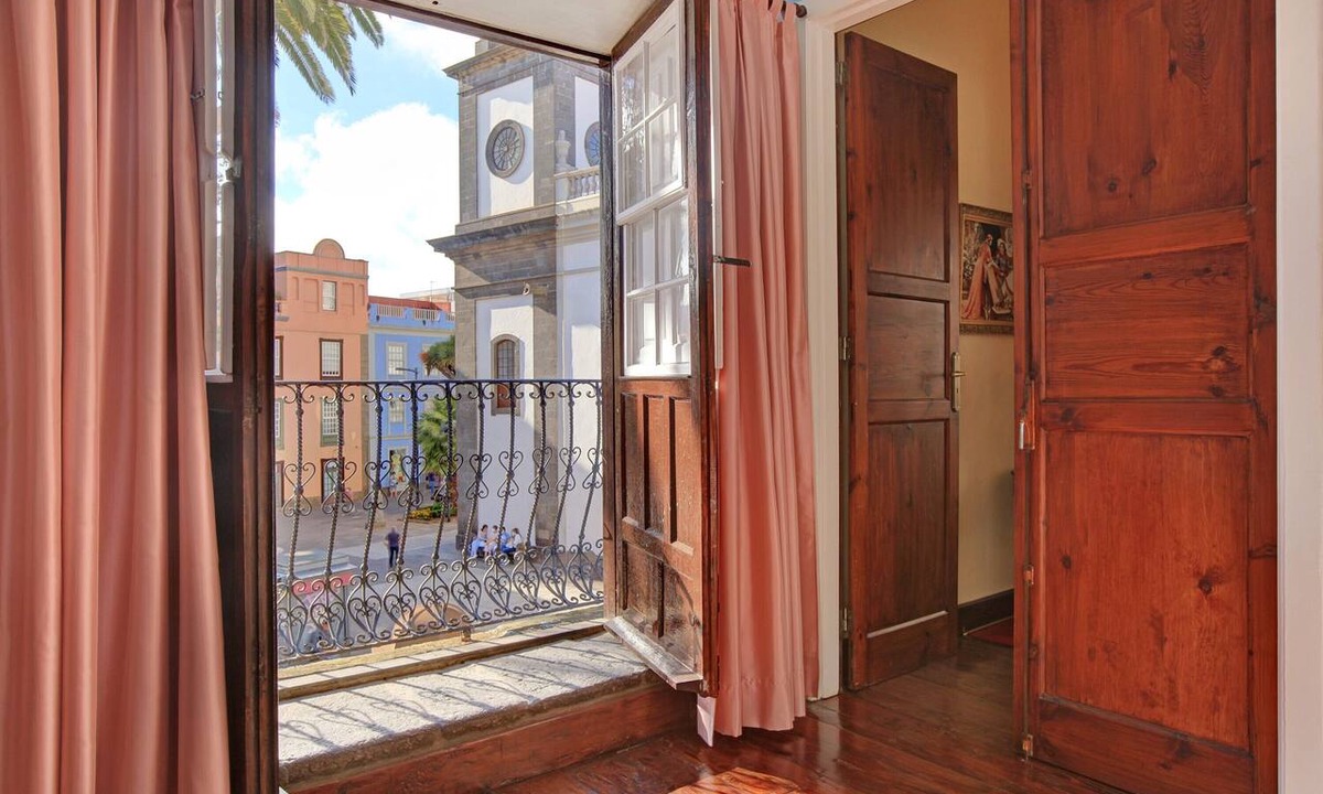 San Cristobal de La Laguna Apartment | Apartmento El balcón de la Catedral with Mountain View, Balcony & Wi-Fi