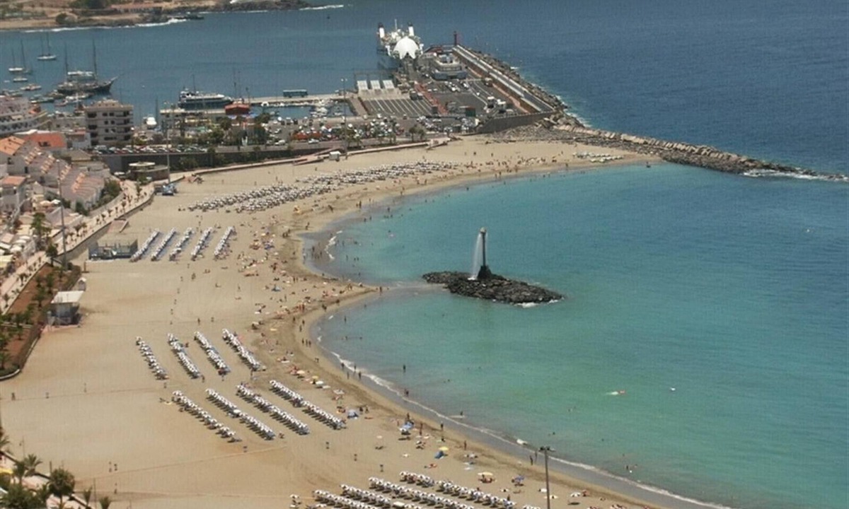 Los Cristianos Apartment | Beach Apartment in Los Cristianos with Mountain Views, Pool and Wi-Fi