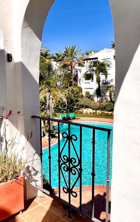 New Golden Mile Apartment | Beachfront Apartment - Pool - 2min to Beach - Free Parking & Fast WiFi