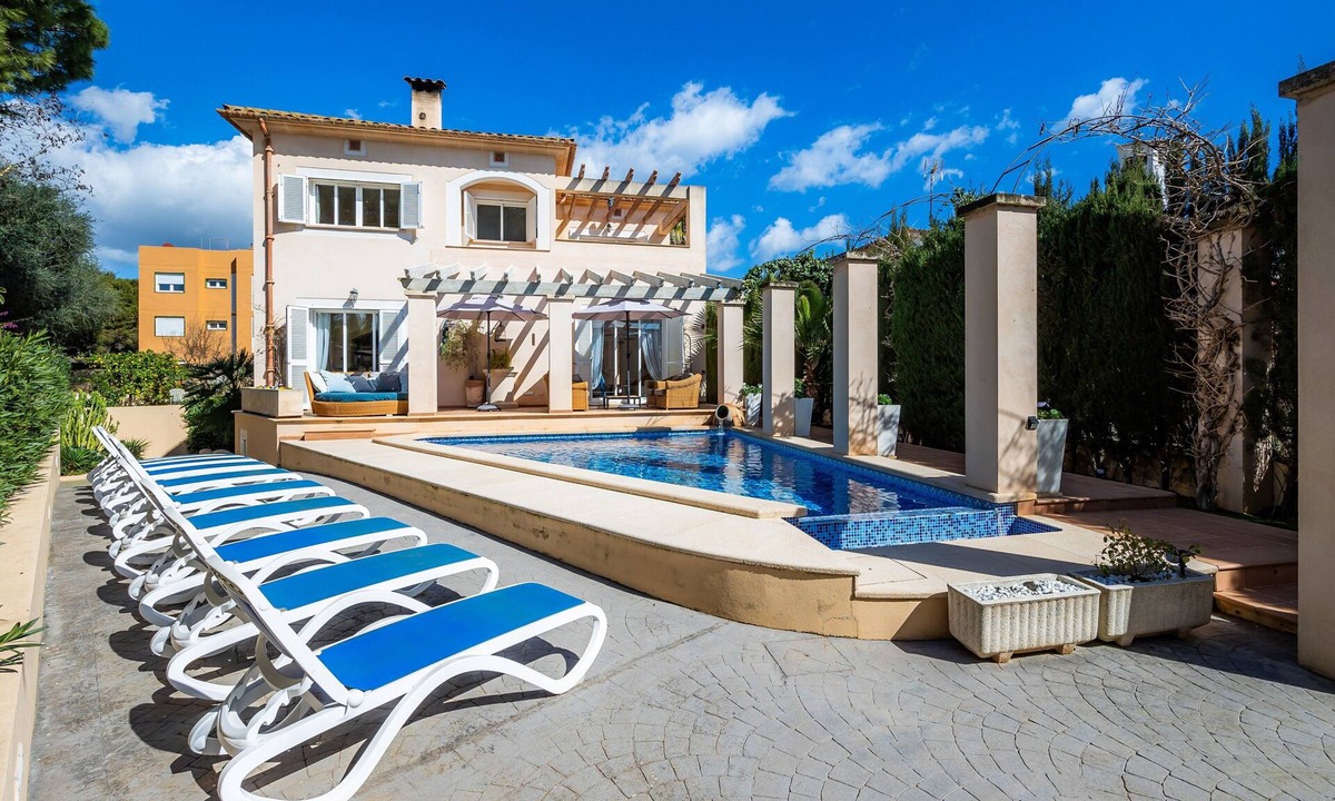Sa Coma House | Beachside Holiday Home 'Casa Alegria' with Pool, Wi-Fi and Air Conditioning
