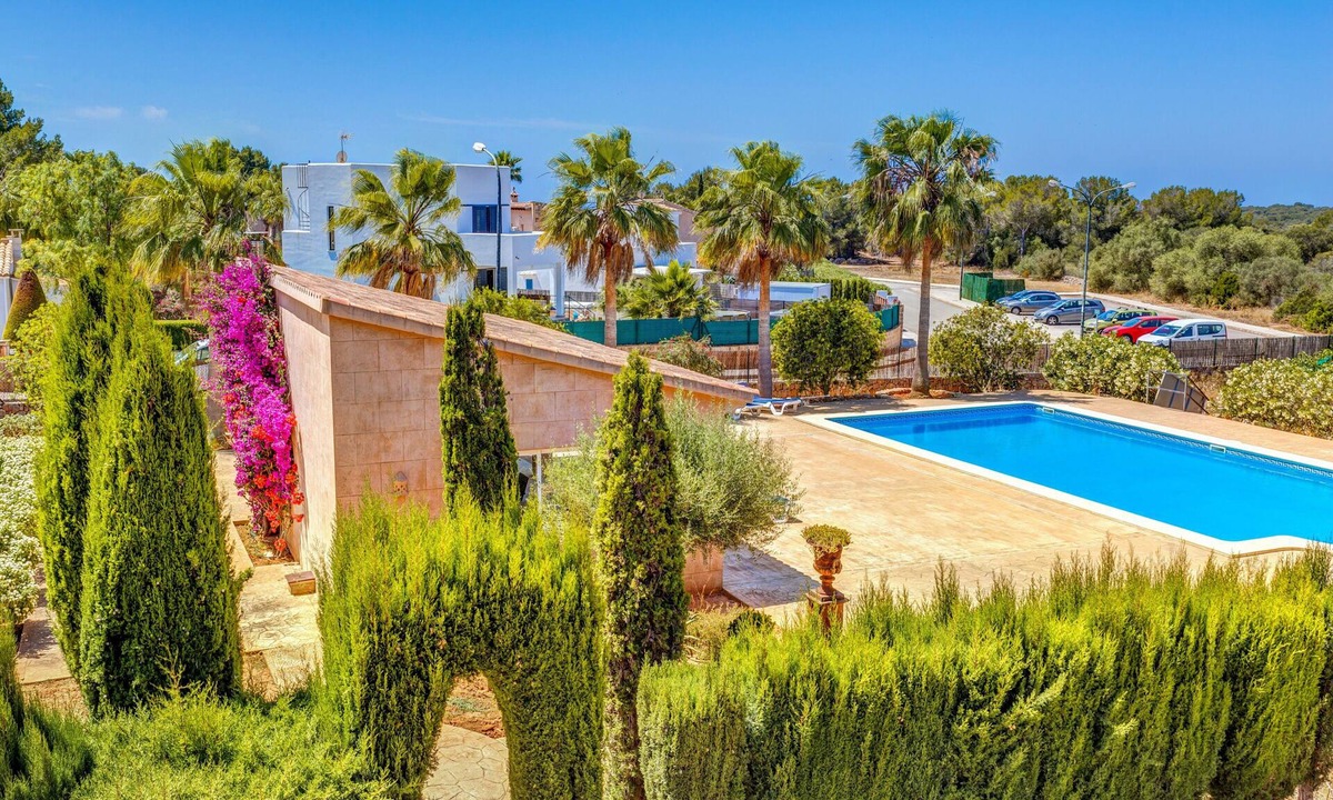 Campos Villa | Beautiful and Spacious Villa in a Quiet Location with Large Pool, Terrace, Balcony & Garden