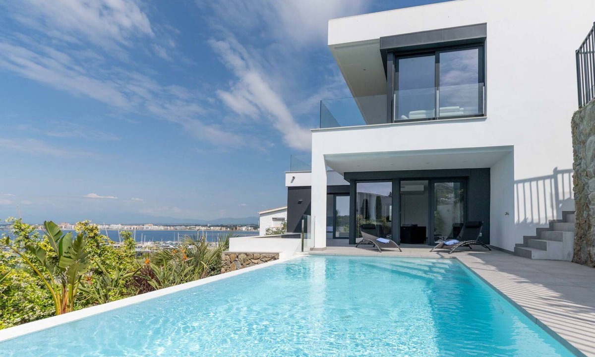 Roses Town Center Villa | Beautiful private villa for 8 guests with private pool, A/C, TV and terrace