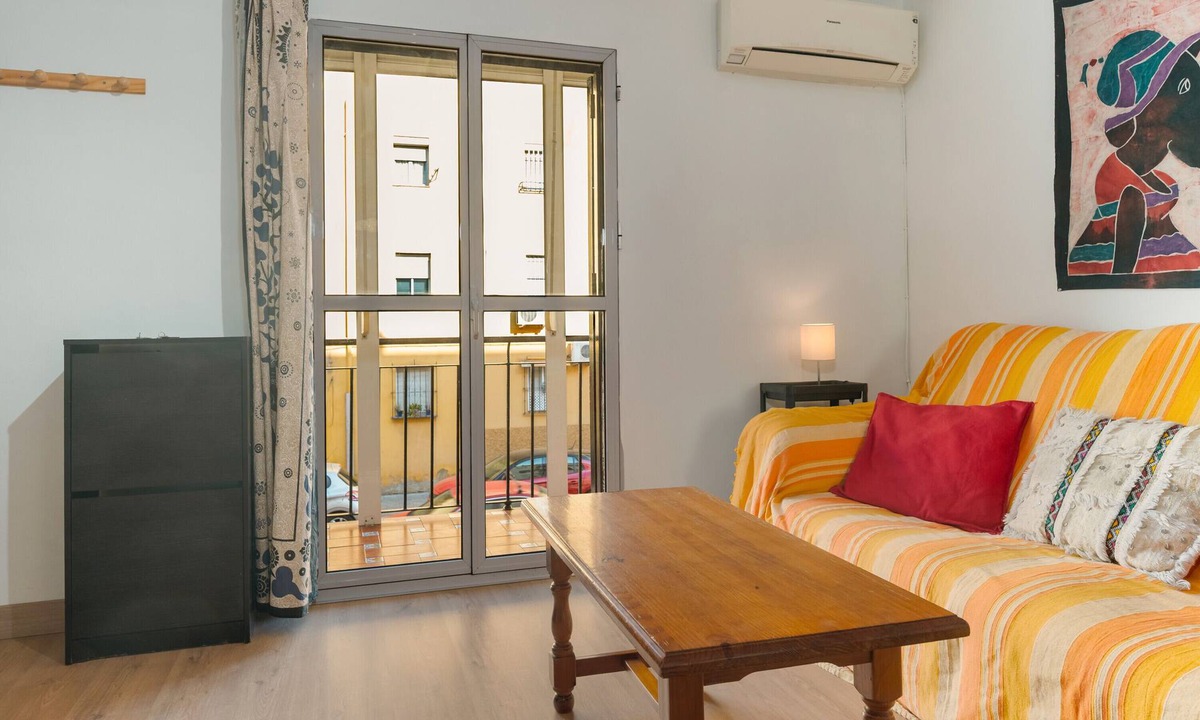 Leon XIII-Los Naranjos Apartment | Brigth Apartment 'Macarena' with Balcony, Wi-Fi and Air Conditioning