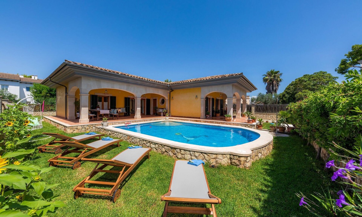 Alcudia Villa | “Ca Na Rosa” close to the Beach with Wi-Fi, A/C, Terrace, Garden & Pool