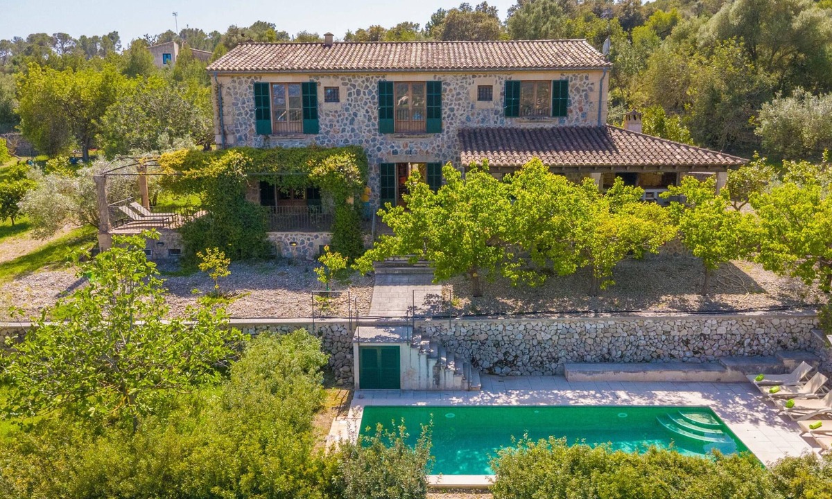 Ullaro Villa | CAN LLOBERA D'ULLARÓ - Spectacular country house with private pool - Free WiFi