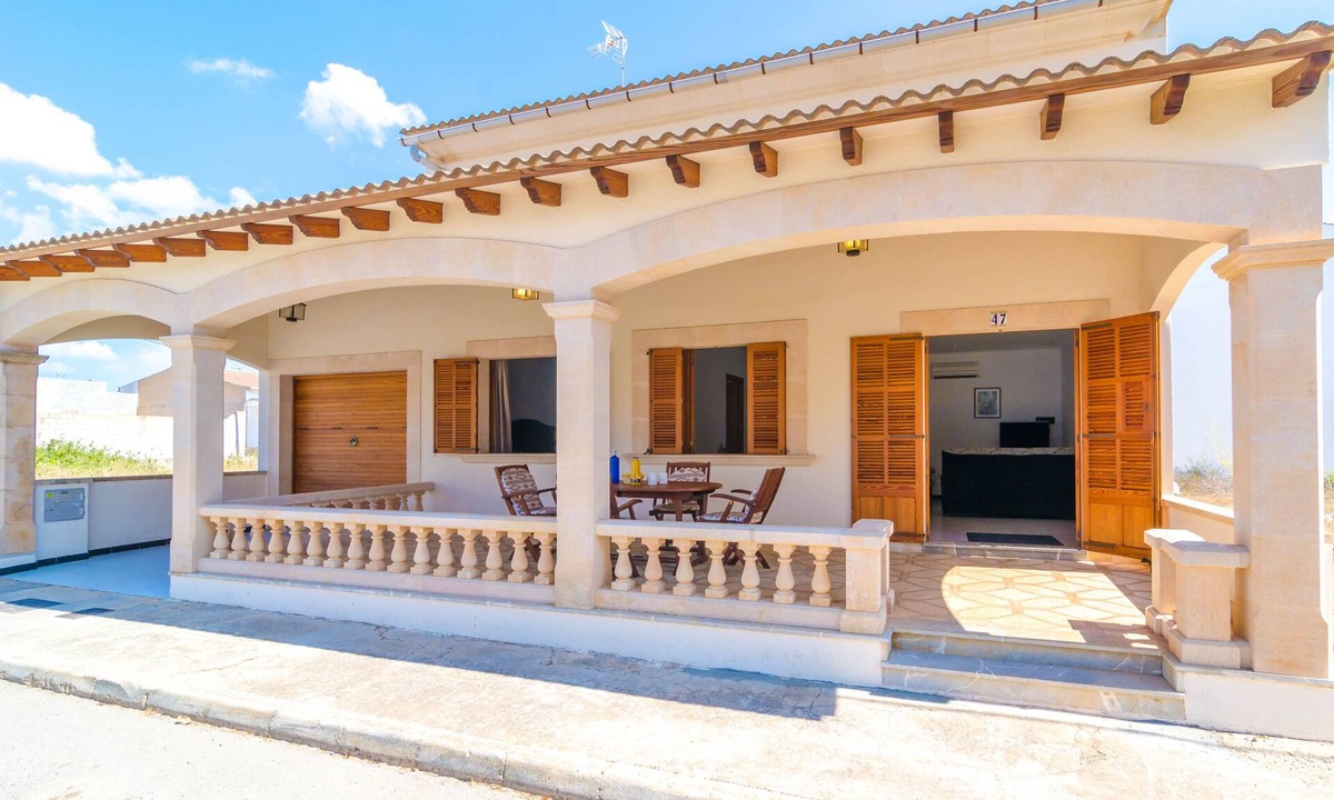 S'Estanyol de Migjorn House | CAN PARRITA - Chalet with terrace and free Wi-Fi in s'Estanyol de Mitjorn