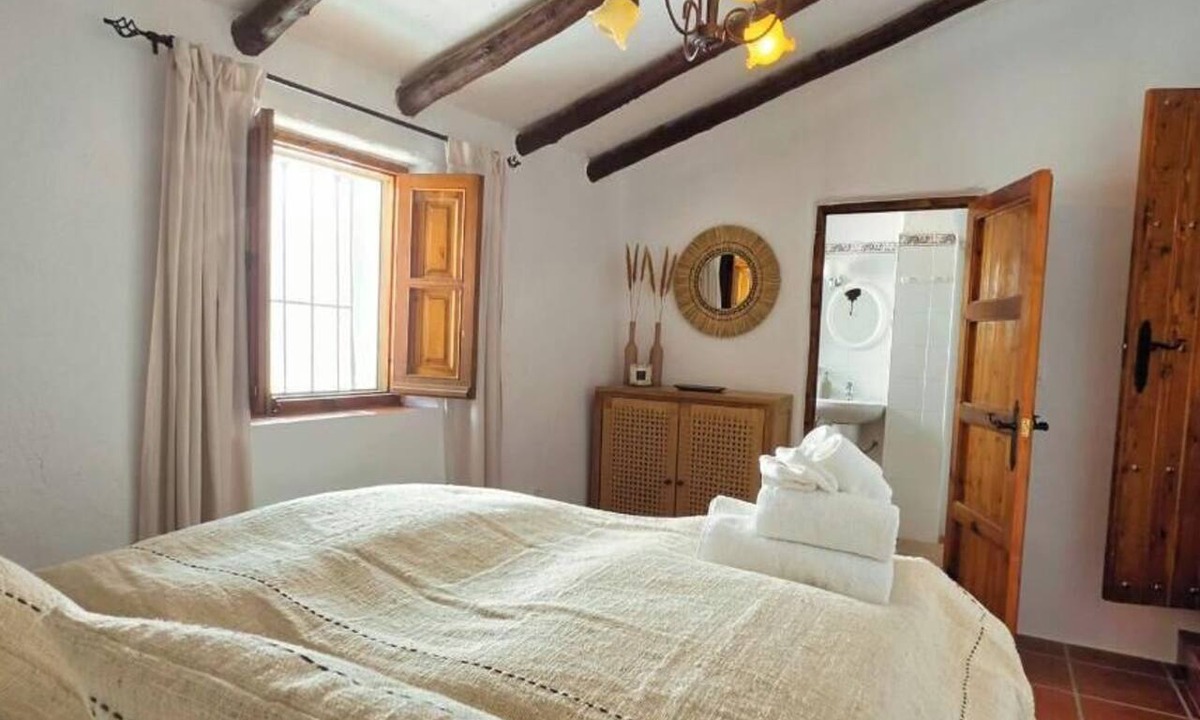 Canillas de Aceituno House | Casa Colonia Sud: Vacation Home in the Heart of the White Mountain Village of Canillas de Aceituno