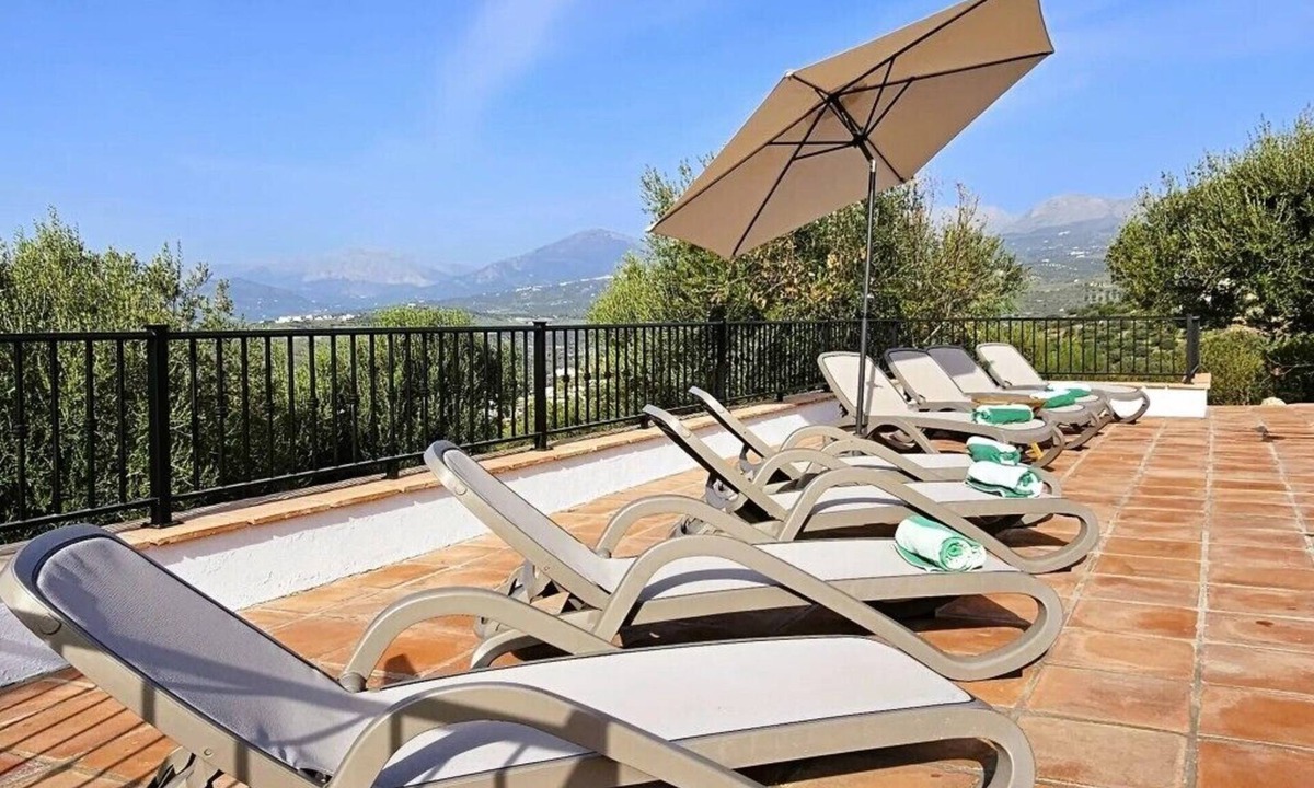 Alcaucin Ski Chalet | Casa De La Colina: luxury villa Costa Del Sol