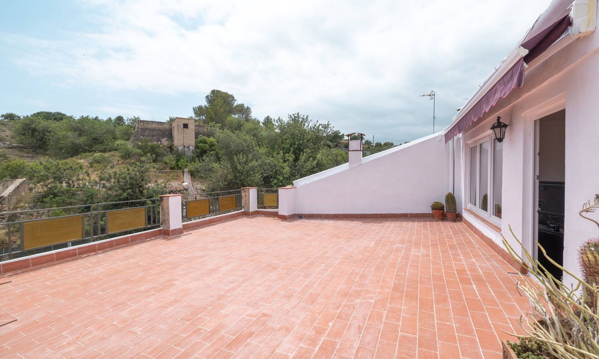 Aldover Apartment | Casa Lindo – Bright Apartment with Large Terrace Next to the Vía Verde