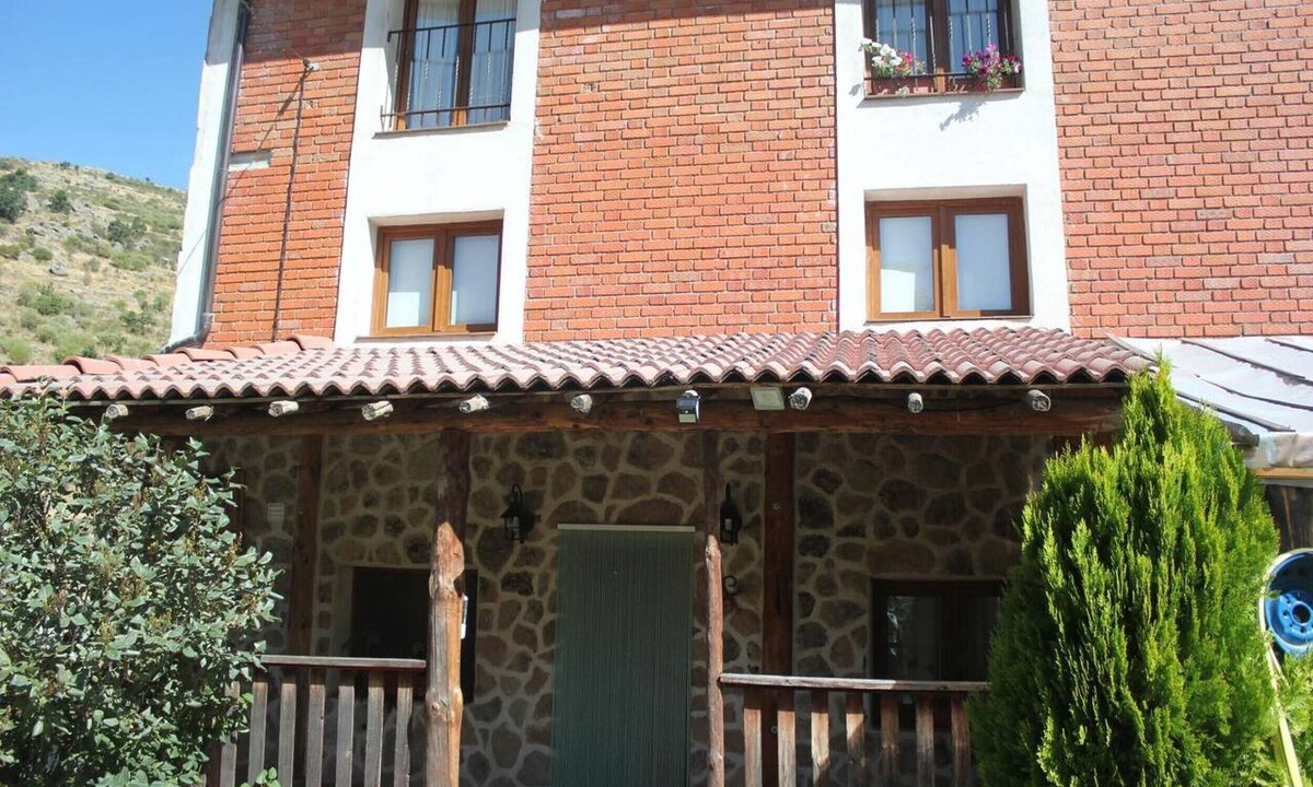 Navacepedilla de Corneja House | Casa Rural 'Las Tejeruelas' with Mountain Views, Private Pool and Wi-Fi
