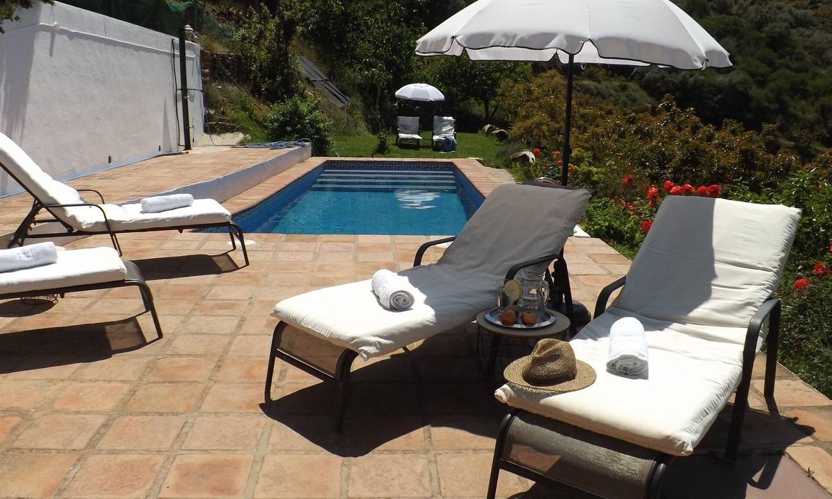 Competa House | Casa rural rodeada de arboles frutales con piscinas privadas y wifi