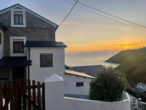 Loza House | Casa Salitre - Terraza Mirador y Vistas al Puerto de Ortiguera