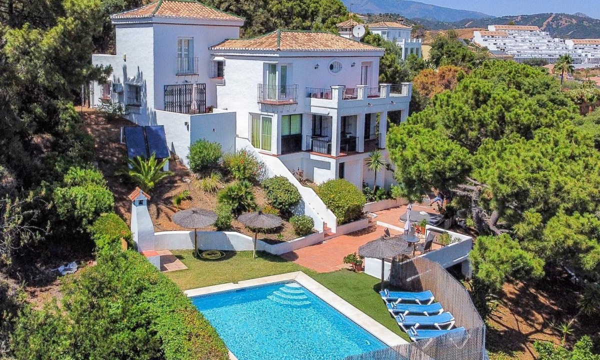 Estepona Villa | Charming 3-bedroom house with private pool in Estepona