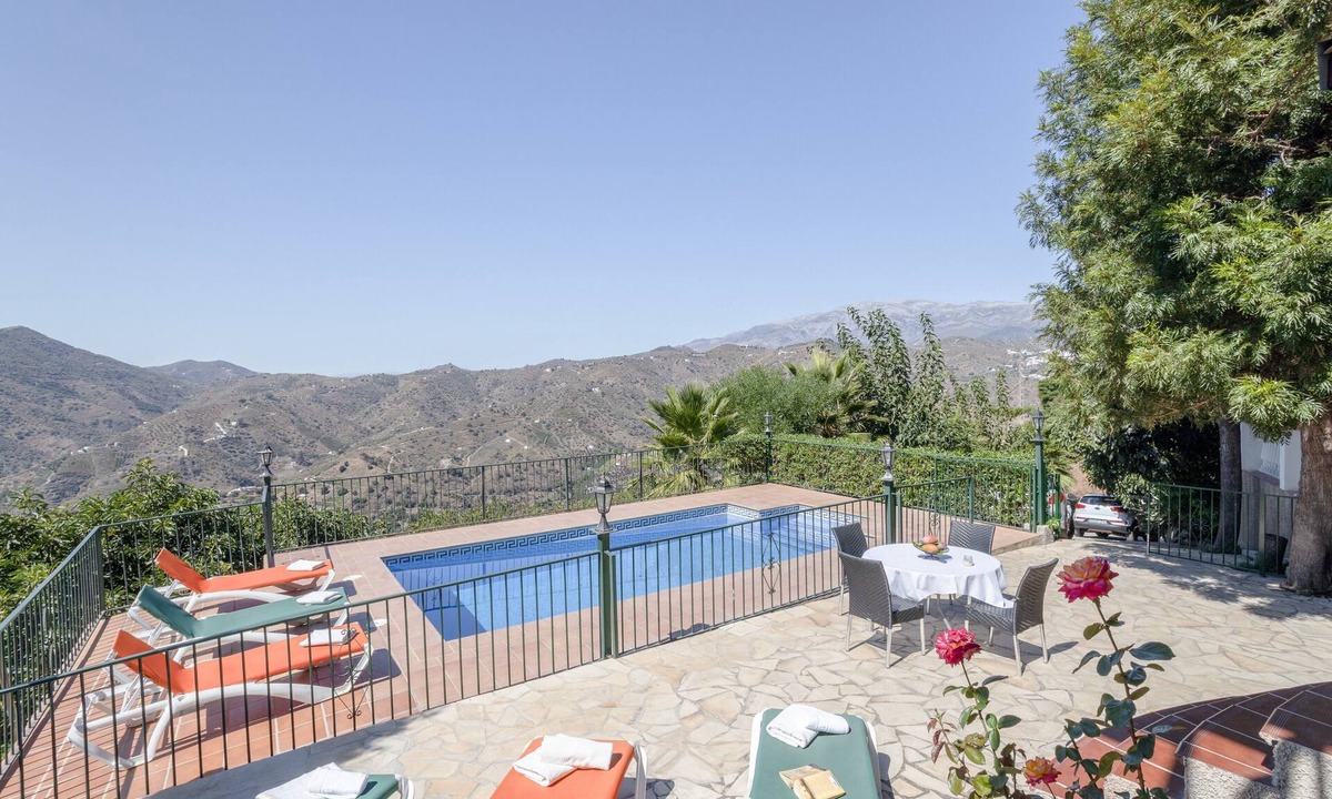 Sayalonga House | Charming Holiday Home “Las Olivas” with Balcony, Pool & WiFi; Parking Available