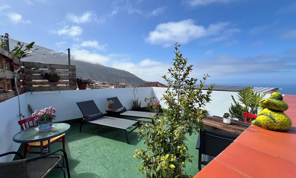 Los Realejos House | Charming Little Home Terrace with wonderful ocean and mountain views. Fast Wi-Fi