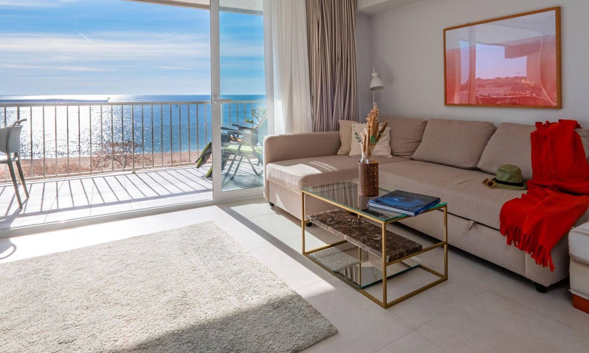 Palamos Apartment | Chic Palamós Seafront Apartment