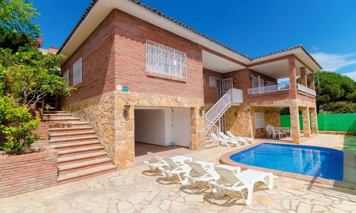 Lloret de Mar Villa | Club Villamar - Groups with an average age equal to or less than 21 years are not allowed!Air con.