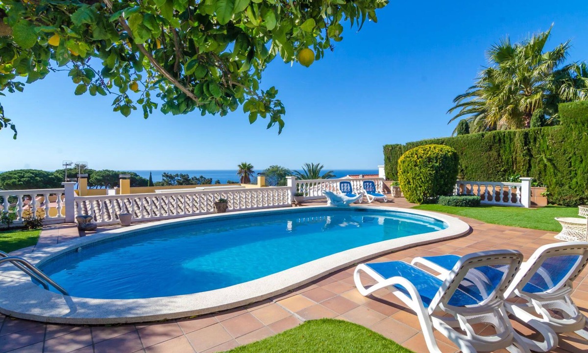 Lloret de Mar Villa | Club Villamar - Nice and cozy spanish style villa with a precious garden with lawn, private pool,.