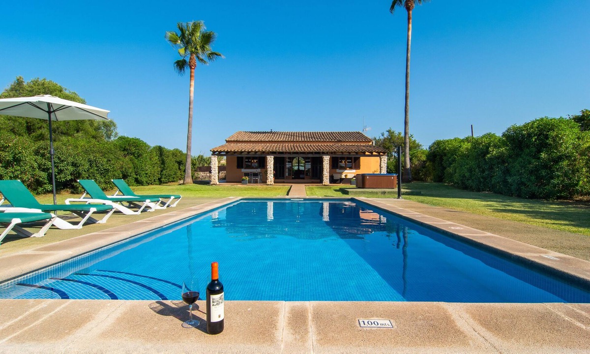 Alcudia Villa | Country House 'Pollentia' with Mountain View, Wi-Fi and Air Conditioning