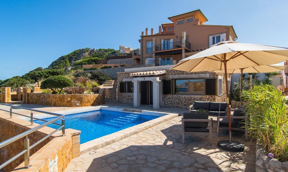 Cala Agulla House | Cozy home in Cala Ratjada with private swimming pool, can be inside or outside