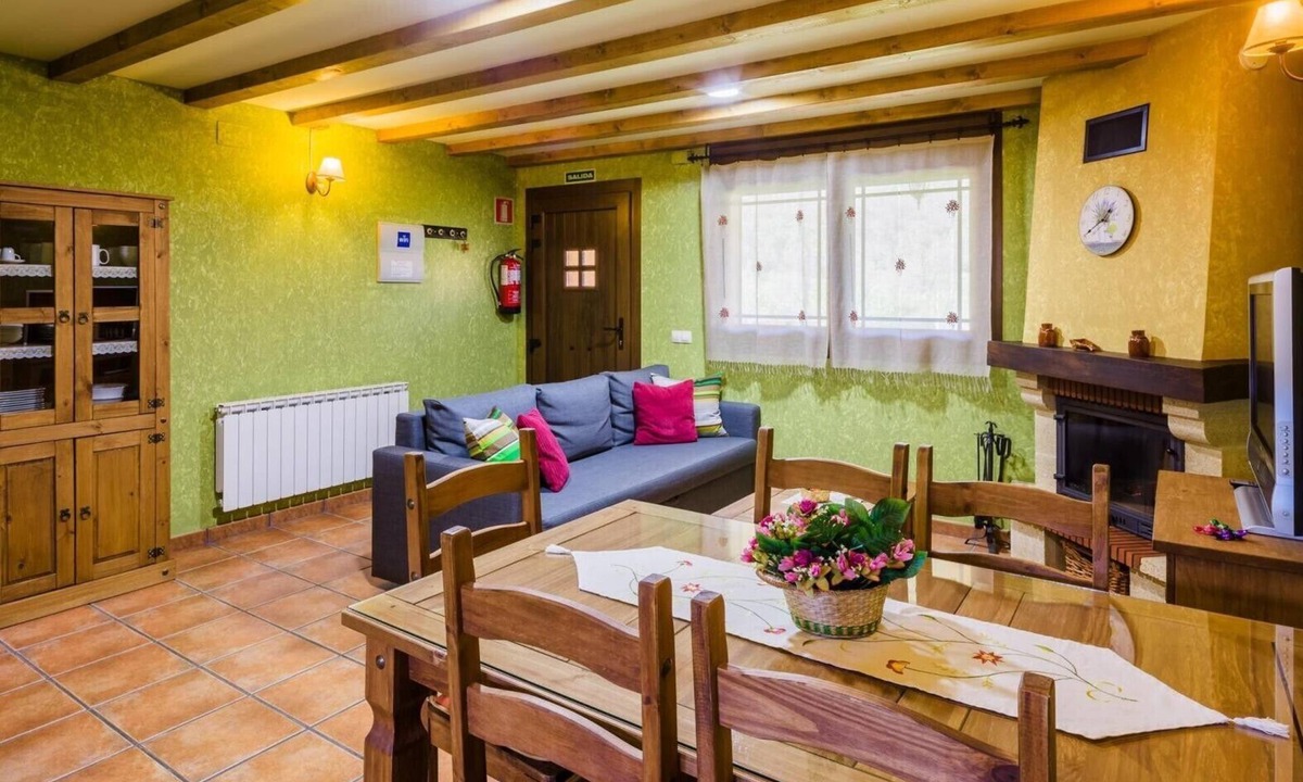 Caboalles de Abajo House | Cuartal Country House in Laciana Valley: Pool and Nature