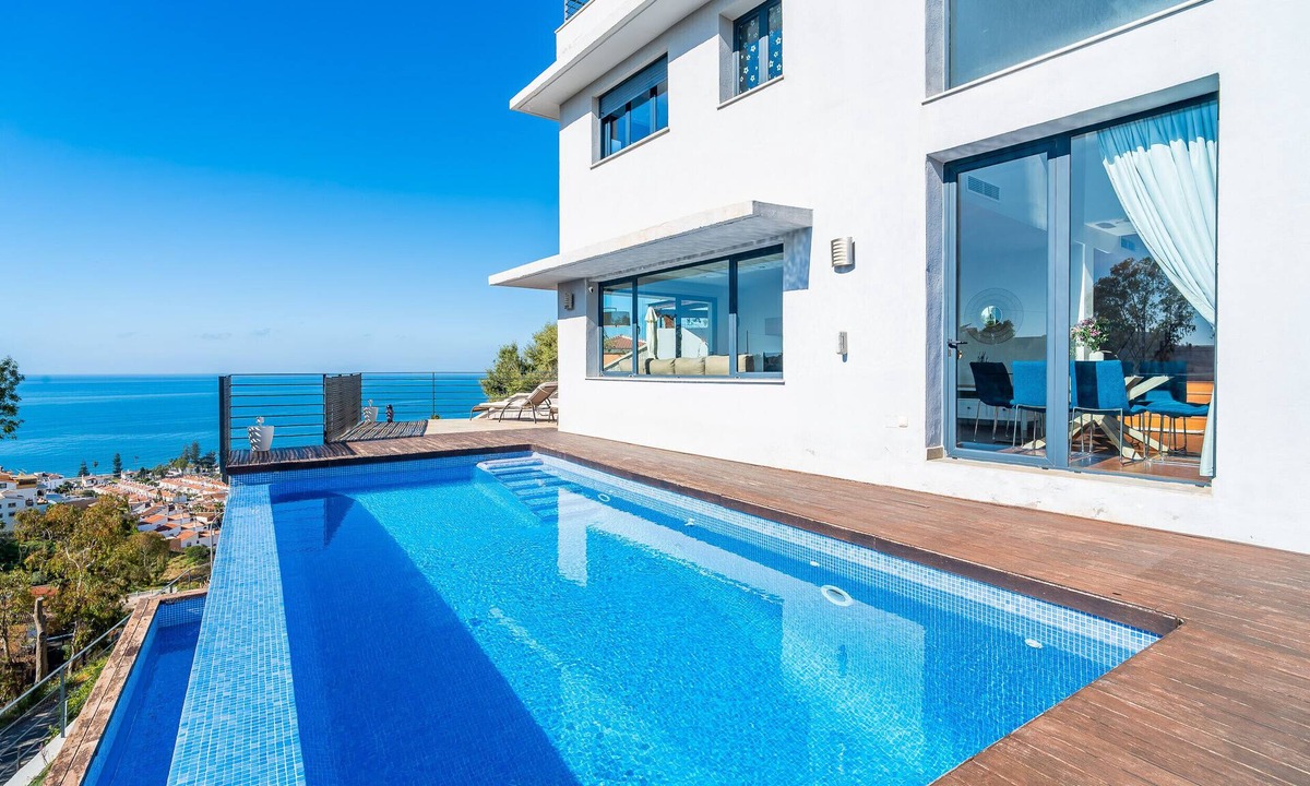 Torre de Benagalbon Villa | Cubo's Villa El Capricho/Private pool/Parking/BBQ/Free Wi-Fi