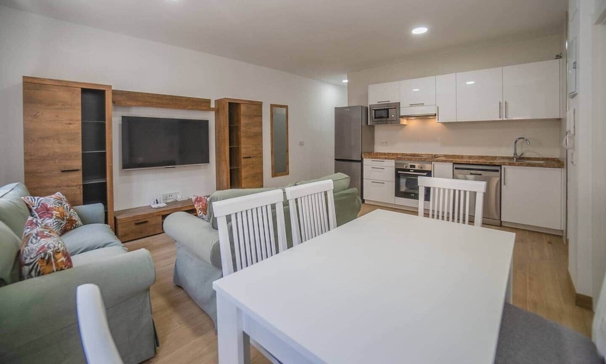 Algeciras Apartment | Downtown Apartment, Patio Cuarenta 1B