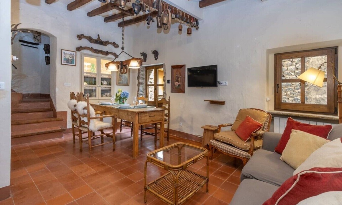 Besalu House | Exclusive historic home in Besalú | A/C | Wi-Fi