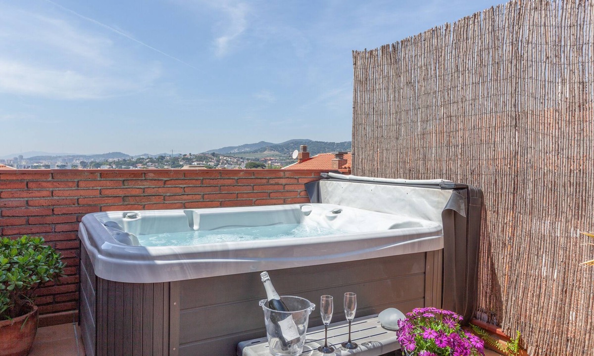 Masnou Apartment | Family Apartment 'Duplex Beach Masnou' with Jacuzzi, Private Terrace & Wi-Fi