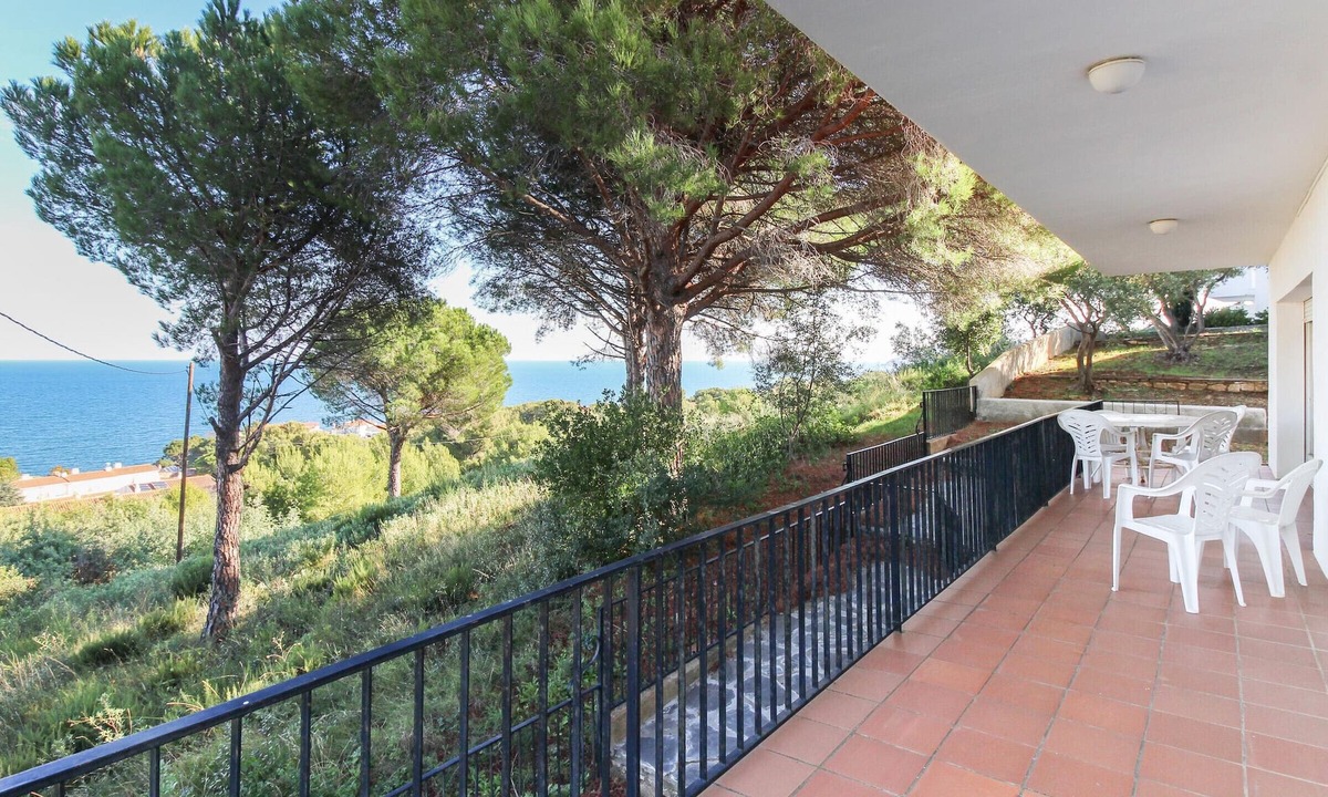 Llanca Villa | Family house in Llançà, terraces and air conditioning