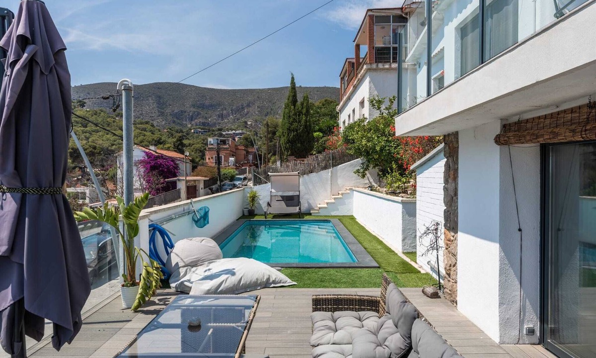 Castelldefels House | Fantastic house with a pool on the beach in Castelldefels. l