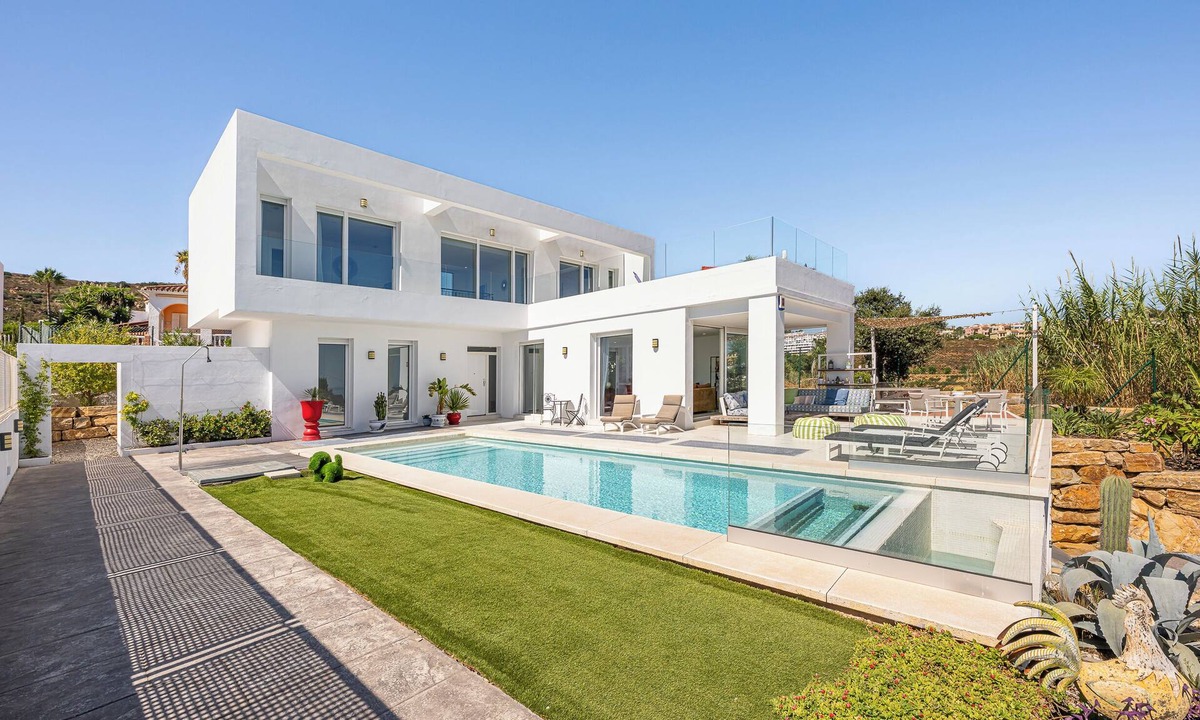 San Roque Villa | Heated Pool Villa/Sea & Gibraltar View