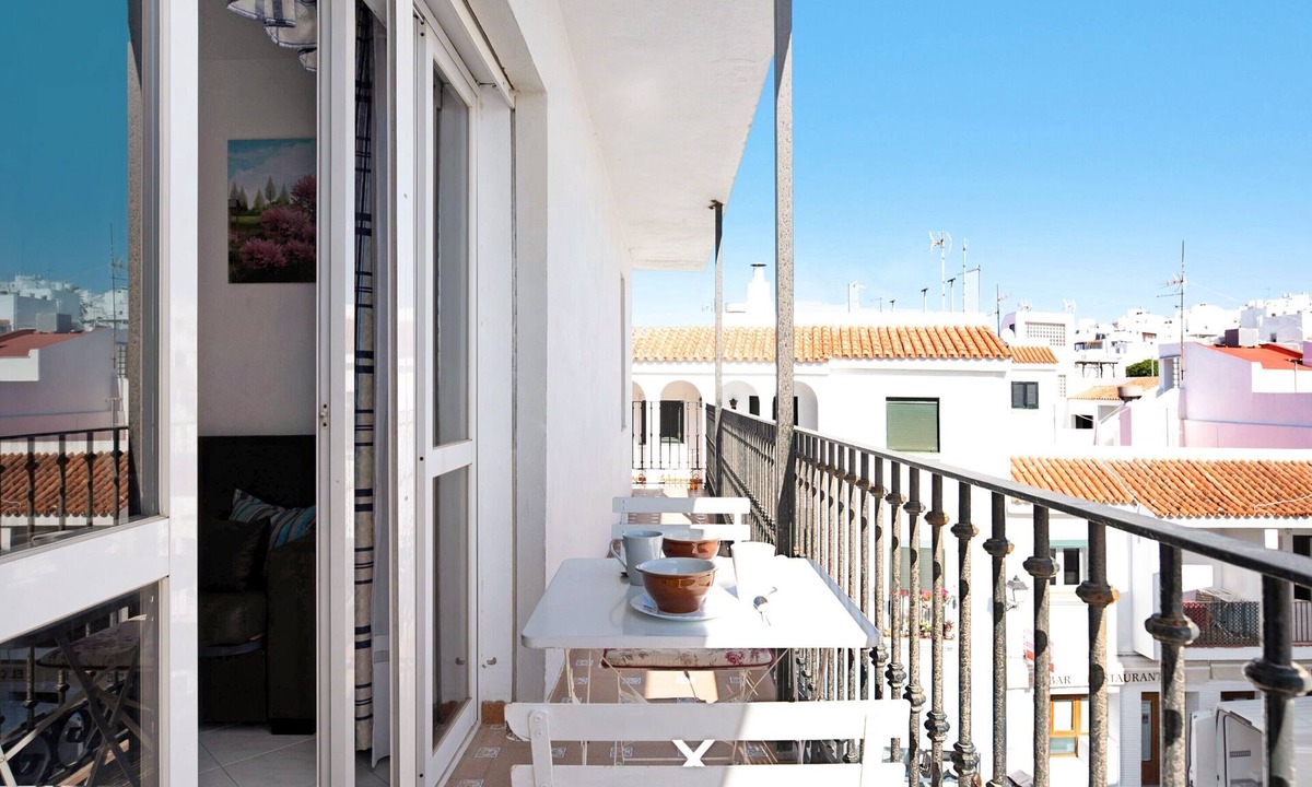 Conil de la Frontera City Center Apartment | Holiday Apartment "Mercedes Solo Familias" with Sea Views, Balcony and Wi-Fi