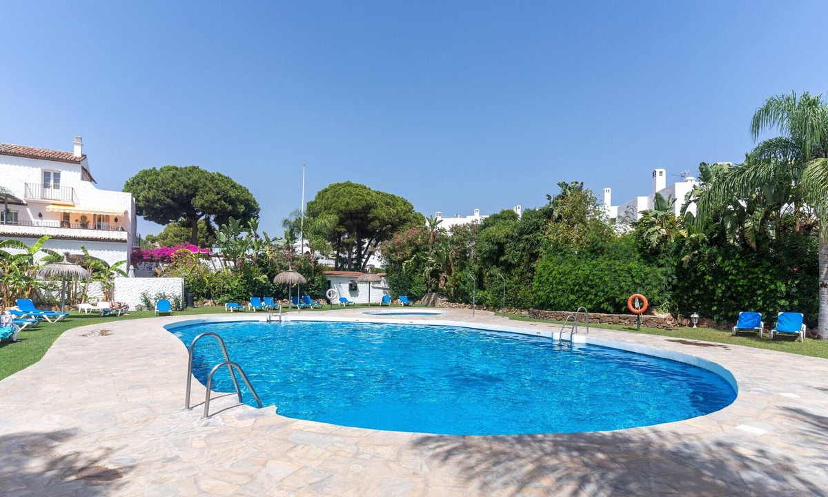 El Paraiso Apartment | Holiday Apartment '7A Allyson' with Pool, Private Garden & Wi-Fi