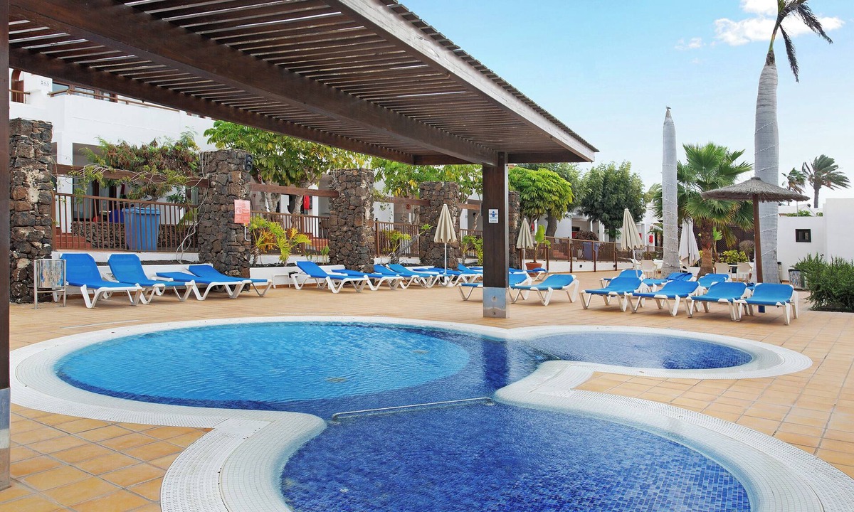 Playa Blanca Apartment | Holiday Apartment "Playa Flamingo 37" with Shared Pool, A/C & Wi-Fi