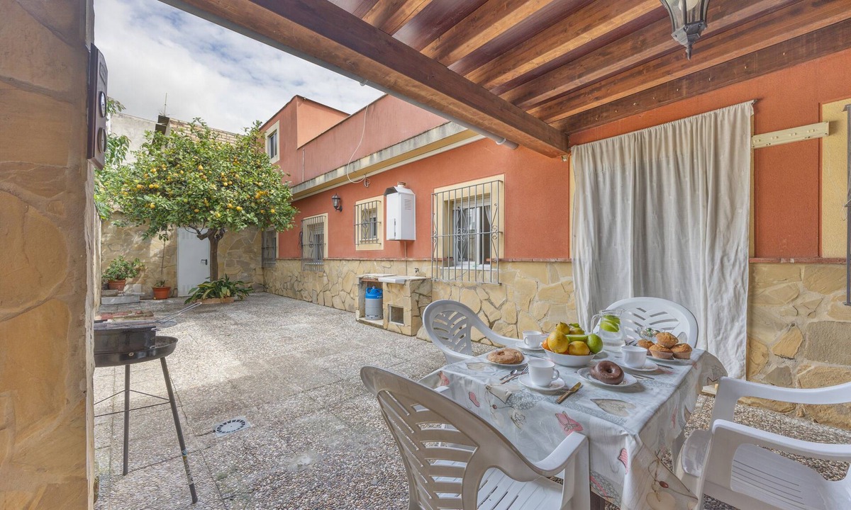 Jerez de la Frontera House | Holiday Home 'Como En Casa Jerez' with Private Terrace, Private Garden and Air Conditioning