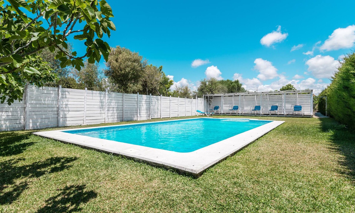 El Palmar House | Holiday Home 'El Olivo' with Shared Pool, Private Terrace and Wi-Fi